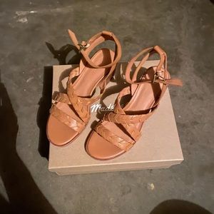 Madewell Marta Sandals - Size 7
2" heel.
Leather upper.
Man-made sole.
